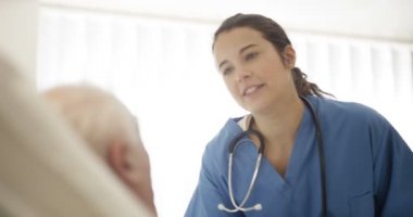 4k onun başucu adlı yaşlı hasta konuşurken samimi tıbbi işçi portresi