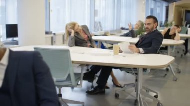 4 k yorgun iş adamları işyerinde - kurumsal iş takım aralığı duyguları görüntüleme