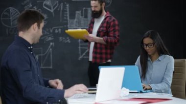 4 k genç profesyonel takımda başlangıç şirketi iş planı tartışıyor