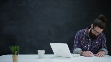 4k fikirleri aşağı yazma, kağıt kadar vidalama ve kameraya atma dizüstü bilgisayar ile adam