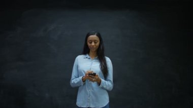 4 k gülen kadın Smartphone kullanarak ve kara tahta taraf için arıyorsunuz