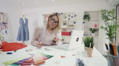 4 k moda tasarımcısı yaratıcı stüdyo masasında çalışan