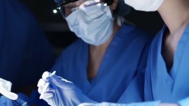 4k cerrahlar bir hastanın operasyonu tiyatro işletim ekibi.