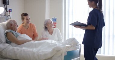 4 k karısı ve kızı hastane, tıbbi işçi konuşmak için geldiğini üst düzey adam ziyaret