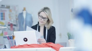 4k gülümseyerek terzi onun Studio dizüstü bilgisayar üzerinde çalışan portresi