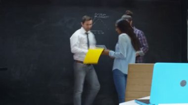 4 k zaman atlamalı genç girişimci iş grup birlikte çalışan ve beyin fırtınası