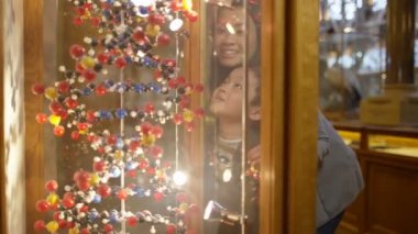 4k anne ve çocuğu Dna molekülleri kabine bakarak Bilim Müzesi