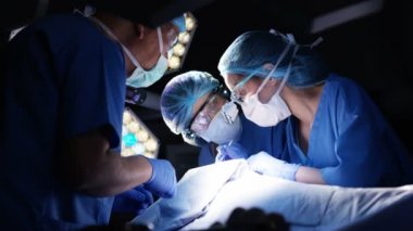 4k cerrahlar bir hastanın operasyonu tiyatro işletim ekibi.