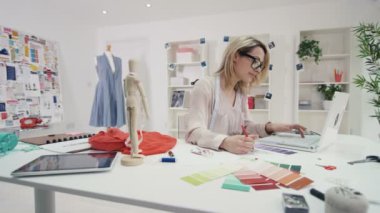 4k gülümseyen moda tasarımcısı yaratıcı stüdyo masasında çalışan portresi