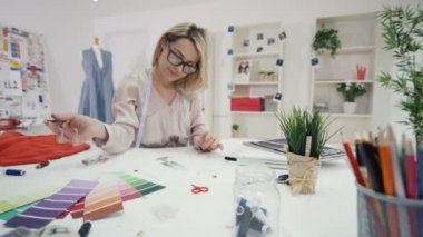 4 k moda tasarımcısı yaratıcı stüdyo masasında çalışan