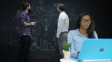 4 k genç girişimci iş grup çalışma ve yaratıcı ofiste beyin fırtınası