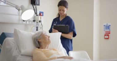 4 k bakım tıbbi işçiler onun başucu, Yaşlı Bayan konuşurken hastanede