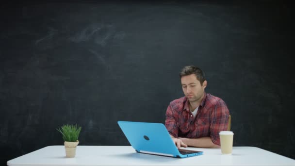Muž Pracuje Notebooku Hledá Inspiraci Tabuli Pozadí — Stock video