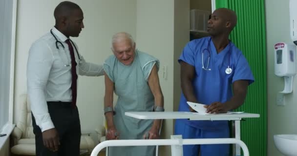 Cuidar Los Trabajadores Médicos Hospital Ayudar Los Ancianos Una Habitación — Vídeo de stock