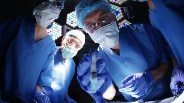 Chirurgen Bei Der Arbeit Patienten Operationssaal Gesehen Vom Patienten Pov — Stockvideo