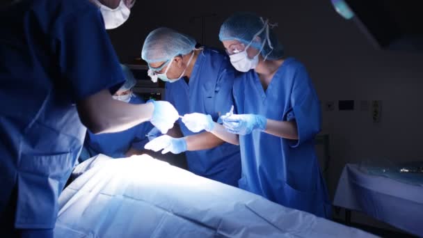 Team Von Chirurgen Operationssaal Die Einem Patienten Operieren — Stockvideo