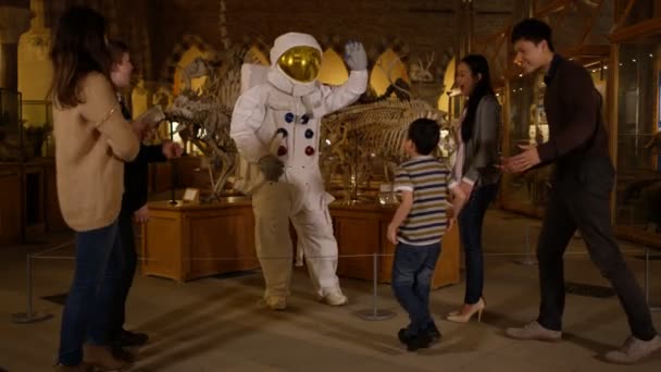 博物馆有趣的太空人展览与游客互动 — 图库视频影像