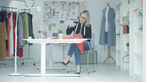 디자이너 그녀의 스튜디오에서 그녀의 책상에서 바느질 — 비디오