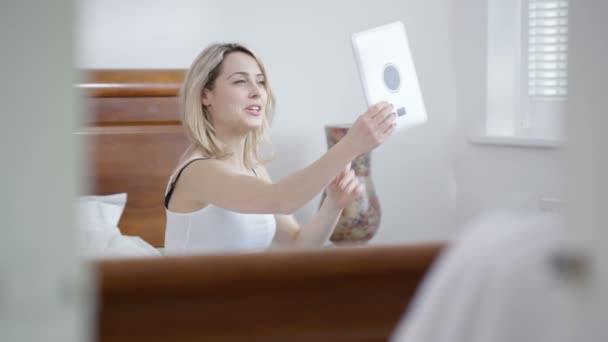 Mulher Atraente Relaxando Quarto Fazendo Chamada Vídeo Com Computador Tablet — Vídeo de Stock