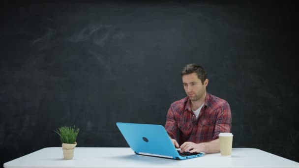 Man Die Laptop Werkt Zoek Naar Inspiratie Tegen Schoolbord Achtergrond — Stockvideo