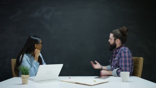 Man Och Kvinna Arbetar Med Hjälp Teknik Och Tittar Blackboard — Stockvideo