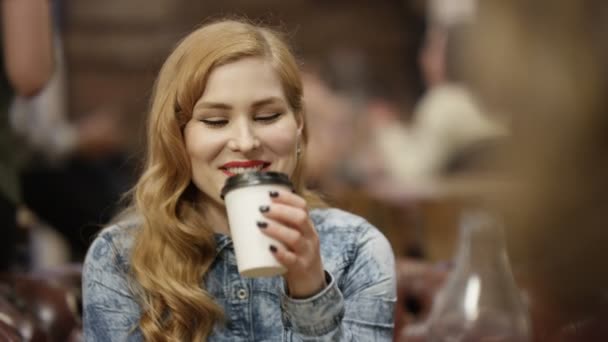 Retrato Sonriente Chica Hipster Beber Café Cafetería Ciudad — Vídeos de Stock