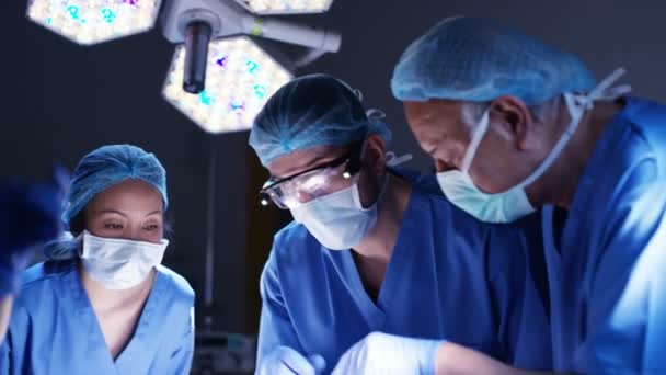 Команда Хірургів Операційній Кімнаті Лікар Дає Єкції Пацієнту — стокове відео