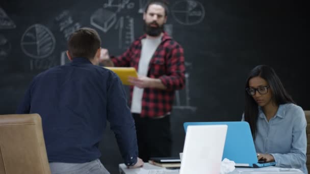 Unga Professionella Team Startup Företag Diskuterar Affärsplan — Stockvideo