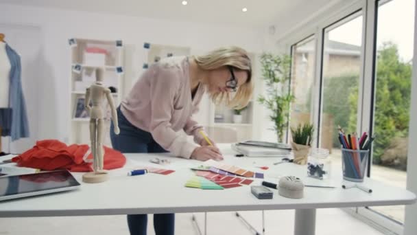 Modeontwerper Werken Bij Haar Bureau Creatieve Studio — Stockvideo