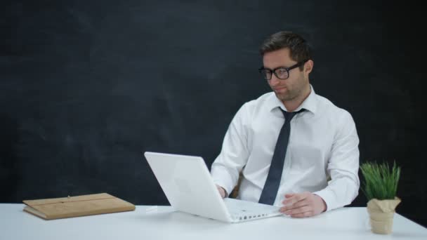 Retrato Hombre Negocios Sonriente Usando Portátil Con Pizarra Blanco Fondo — Vídeo de stock