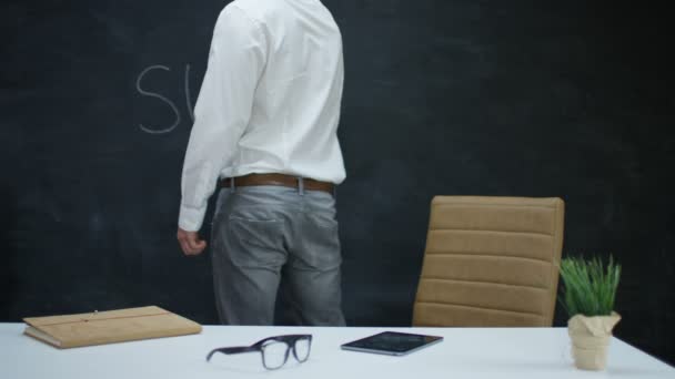 Rückansicht Eines Geschäftsmannes Der Das Wort Erfolg Auf Die Tafel — Stockvideo