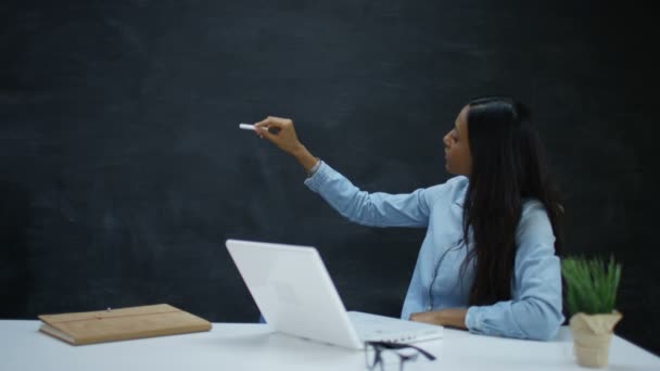 Vrouw Met Laptop Verplaatsen Van Haar Hand Alsof Schrijven Tekenen — Stockvideo