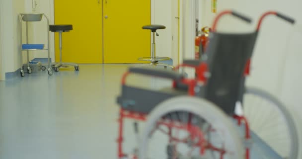 Vue Intérieure Couloir Vide Hôpital Avec Fauteuil Roulant Premier Plan — Video