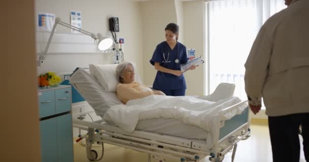 Alegre Pareja Ancianos Hombre Visitando Esposa Hospital — Vídeo de stock