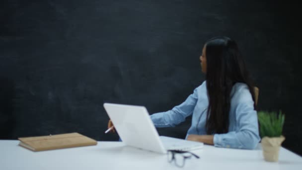 Vrouw Met Laptop Verplaatsen Van Haar Hand Alsof Schrijven Tekenen — Stockvideo