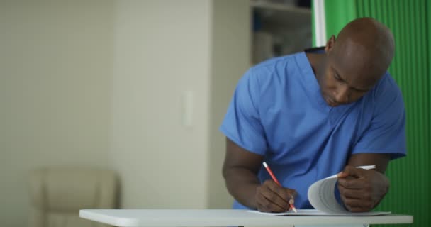 Cuidar Trabalhadores Médicos Hospital Assistindo Homem Idoso Muletas — Vídeo de Stock