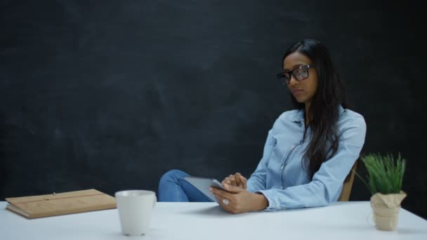 Portret Van Lachende Vrouw Met Behulp Van Tablet Leeg Schoolbord — Stockvideo