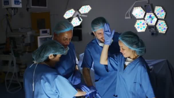 手术室手术中兴奋混合族裔团队的肖像 — 图库视频影像
