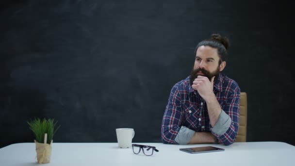 Pensive Hipster Homme Avec Tablette Ordinateur Sur Fond Tableau Blanc — Video