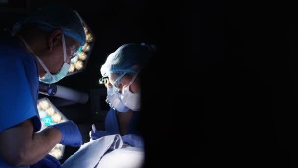 Команда Хирургов Операционной Проводит Операцию Пациенте — стоковое видео