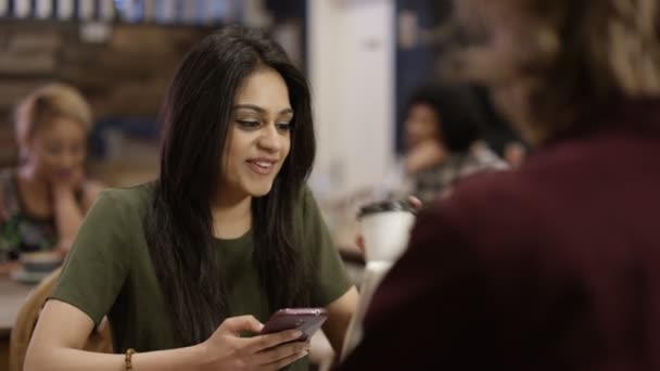 Felices Jóvenes Amigos Cafetería Ciudad Charlando Mirando Los Teléfonos Inteligentes — Vídeo de stock