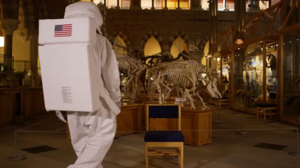 Astronauta Engraçado Voltou Terra Sentado Para Uma Pausa Museu — Vídeo de Stock