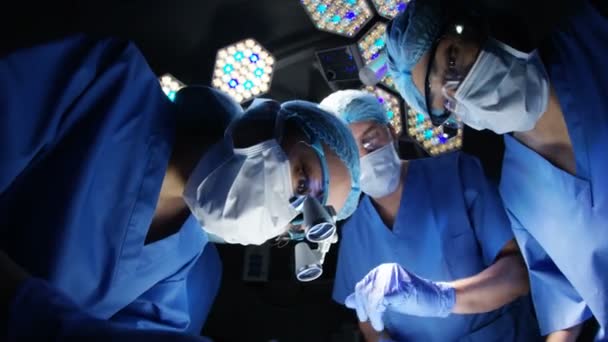 Chirurgen Bei Der Arbeit Patienten Operationssaal Gesehen Vom Patienten Pov — Stockvideo