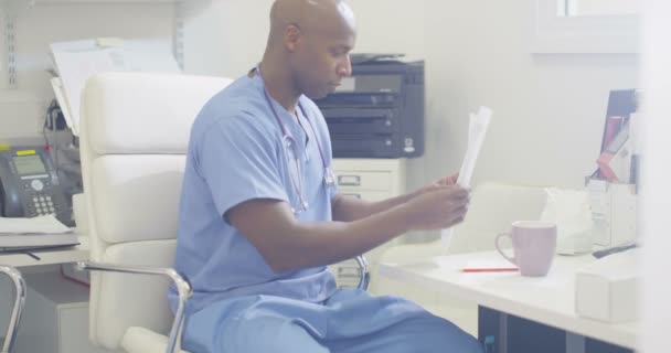 Trabajador Médico Solo Oficina Escribiendo Notas Sobre Historia Clínica Del — Vídeo de stock