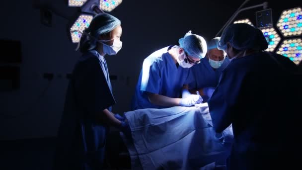 Ομάδα Χειρουργών Στο Λειτουργικό Θέατρο Εκτέλεση Λειτουργίας Έναν Ασθενή — Αρχείο Βίντεο
