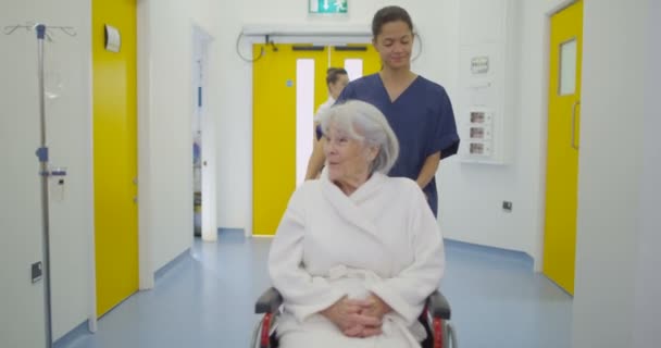 友好的医療労働者近代的な病院で患者の世話 — ストック動画