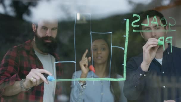 Equipo Profesional Joven Que Discute Puesta Marcha Del Negocio Gráfico — Vídeo de stock