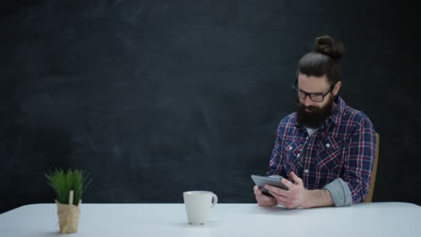 Portret Van Glimlachen Hipster Man Computer Tablet Met Schoolbord Achtergrond — Stockvideo