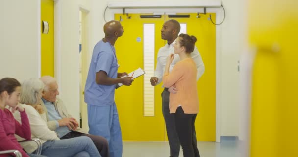 Pareja Hablando Con Médico Recibiendo Buenas Noticias Sala Espera Del — Vídeos de Stock