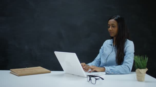 Vrouw Die Laptopcomputer Met Leeg Schoolbord Achtergrond Werkt — Stockvideo